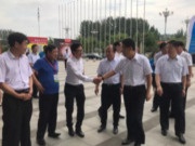 我会会长宋刚陪同市委书记王玉君到第九届中国临沂国际木业产业博览会现场巡馆