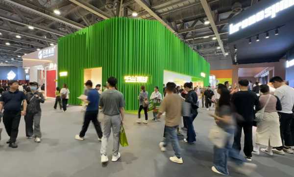 千山板材“绿BOX”重磅亮相广州定制家居展，现场人气火爆，品牌破圈传播推广！