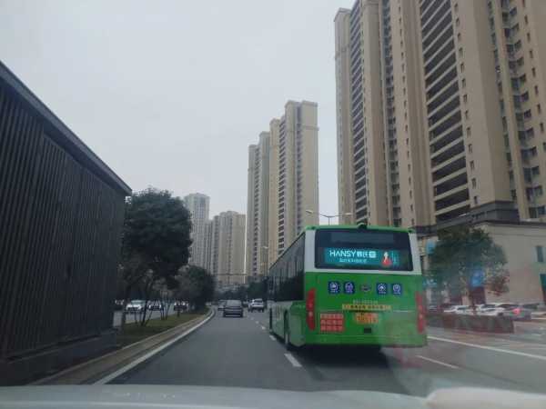 韩氏板材品牌升级再添新动能：西安2000块公交车屏开启城市新对话