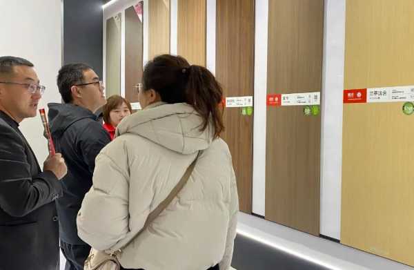 鹏鸿亮相中国北方整装定制门业展，展位吸睛，人气爆棚