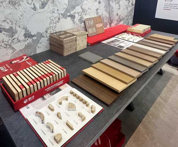 鹏鸿亮相中国北方整装定制门业展，展位吸睛，人气爆棚