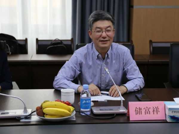云峰莫干山与中国林科院木工所就“高色牢度重组装饰材”科技攻关项目正式签约