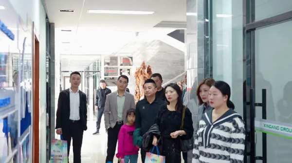 品质家居源头大揭秘：新港集团迎来业主考察团