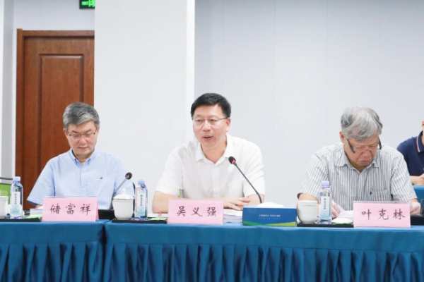 新港集团和东北林业大学共同研发的仿生无醛刨花板新技术/新产品通过4项“国际领先”水平鉴定！