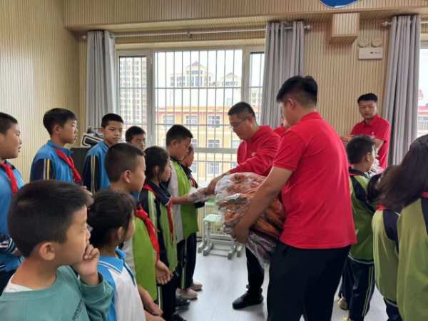 鸿心公益丨鹏鸿走进榆林市第九小学点亮爱心之光