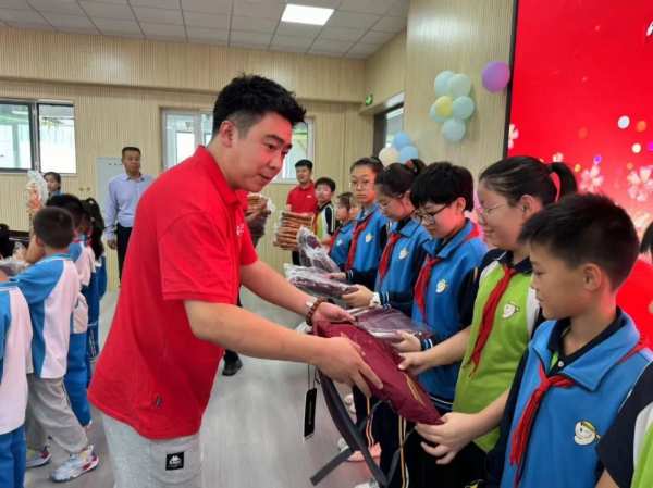 鸿心公益丨鹏鸿走进榆林市第九小学点亮爱心之光