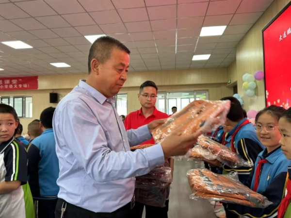 鸿心公益丨鹏鸿走进榆林市第九小学点亮爱心之光