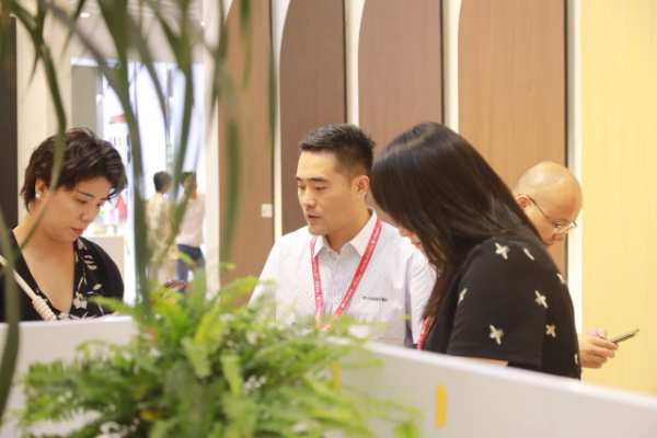 广州建博会韩氏展位火爆丨国色新品燃爆出圈，行业大咖展位打卡