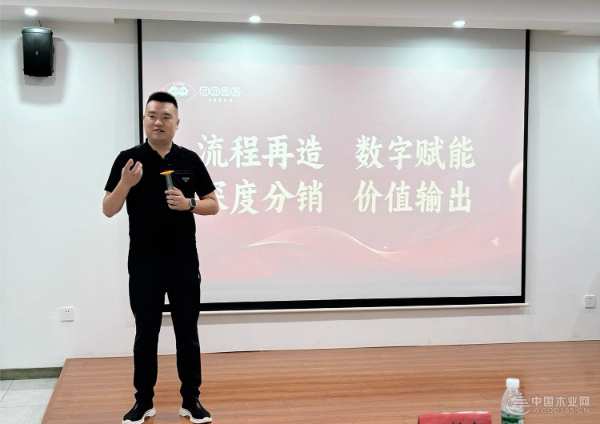 力出一孔 迈向达标，团团圆圆召开年中总结会 