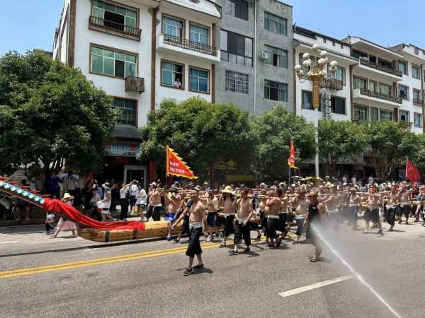 龙舟竞渡 百舸争流丨韩氏板材汲取龙舟精神，打造民族品牌