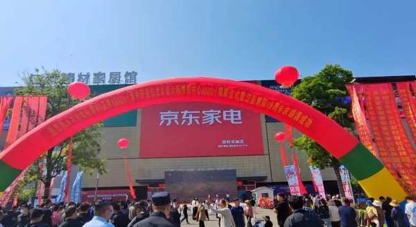鹏鸿速度 | 8天，180小时，1000㎡品牌旗舰店献映日照