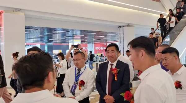 鹏鸿速度 | 8天，180小时，1000㎡品牌旗舰店献映日照