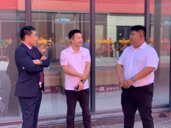 鹏鸿速度 | 8天，180小时，1000㎡品牌旗舰店献映日照