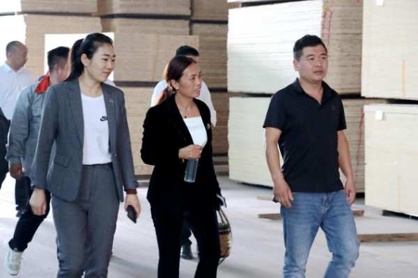 菏泽东明县合作商一行莅临隆饰板材生产基地参观交流