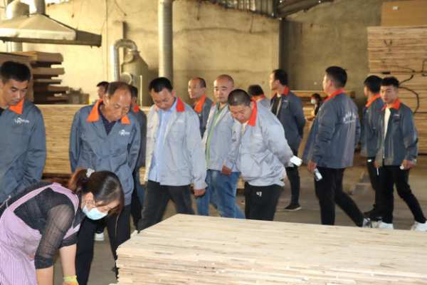 菏泽东明县合作商一行莅临隆饰板材生产基地参观交流