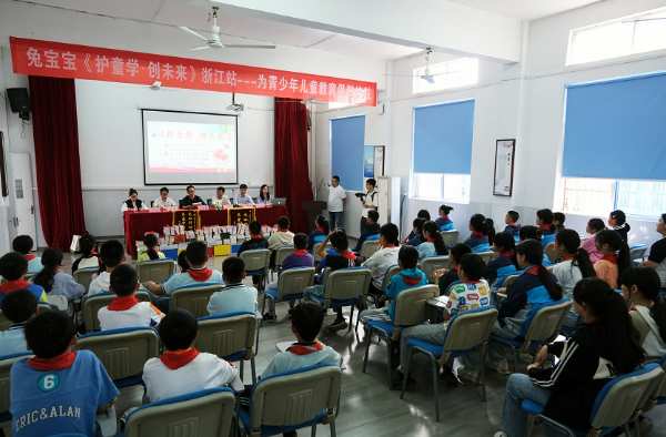 “兔宝宝”为南白象三小捐赠图书、书柜，打造爱心阅览室