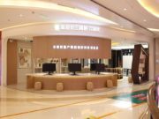 板材品牌迎来C端营销新纪元，解锁新港仿生精板把店开进万达的底气！