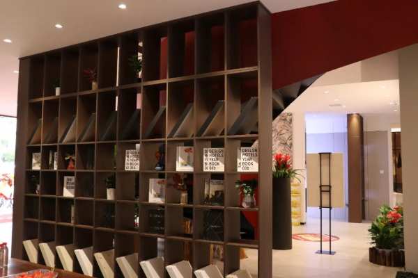 祝贺旺徳府家居产业集团旗下品牌万象天冠荣获2023年金匠榜家具板十大品牌