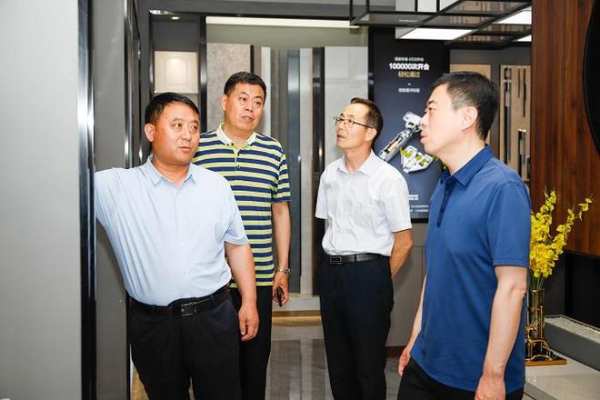 平邑县委副书记任大鹏、县木业专班领导一行莅临大王椰参访调研