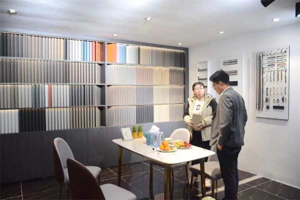 展会速递丨各地客商来优饰工厂参观考察,洽谈合作