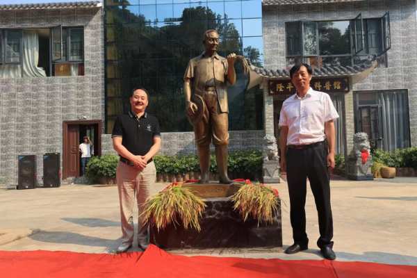 袁隆平院士铜像落成  壮象董事长叶新忠受邀参加揭幕仪式