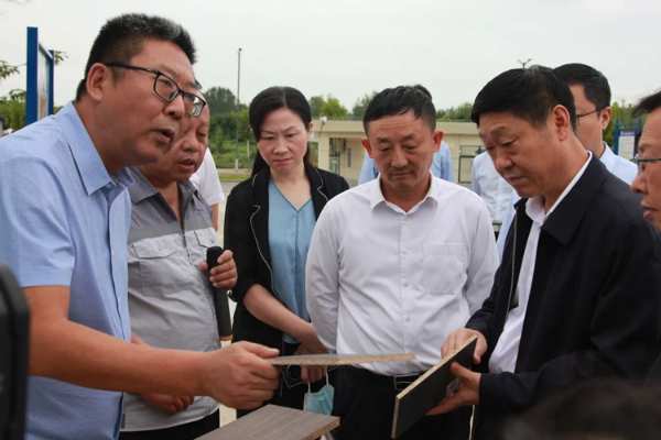 信阳市政协主席孙同占一行莅临信阳万华无醛生态产业园项目调研指导