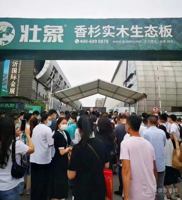 助力临沂木博会 壮象超大广告吸睛无数