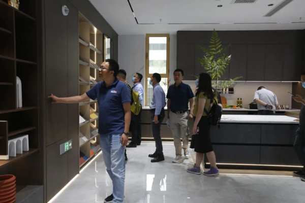 鲁丽木业召开2022年行业技术研讨会