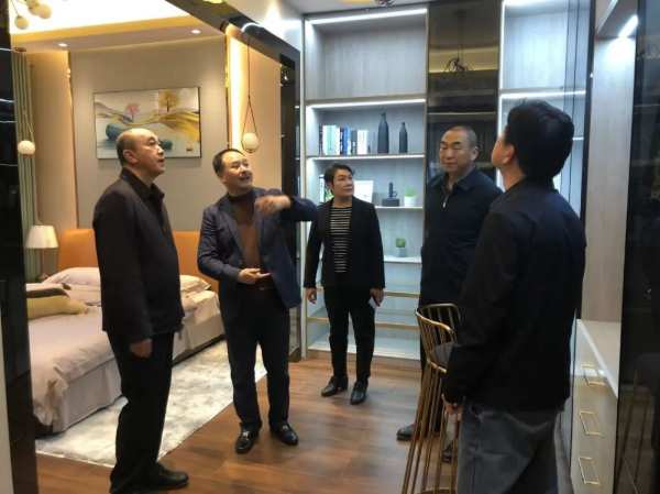 柳州市人大代表团一行莅临壮象开展产业调研