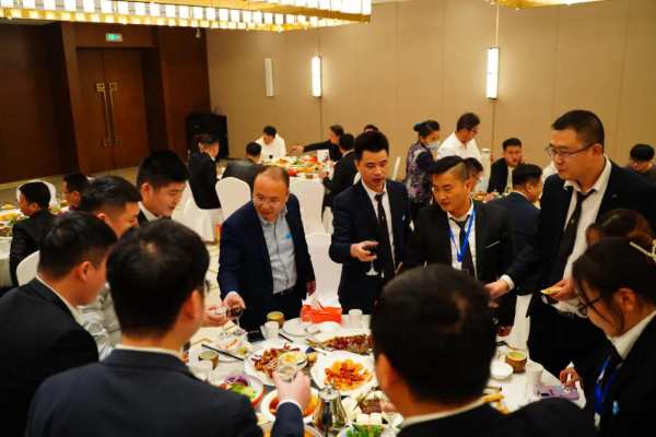 兴友腾家具板：“新赛道、新模式、新市场、新利润”第二届高级合伙人招商会圆满收官！