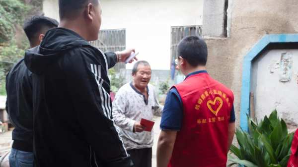 九九重阳 |韩师傅慰问老人献爱心，真情帮扶暖人心！