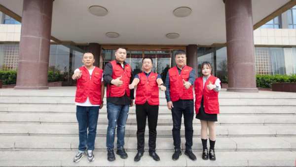 九九重阳 |韩师傅慰问老人献爱心，真情帮扶暖人心！