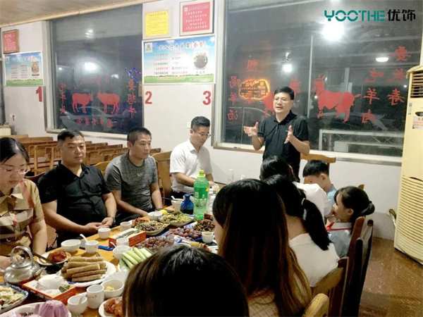努力工作，乐享生活--优饰饰业团建聚餐活动