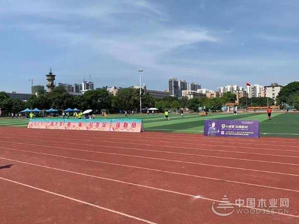 挥洒汗水切磋球艺 小摇篮赞助广西大学校友足球联赛