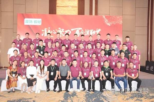 “凝心聚力 再创辉煌”2021年度隆饰品牌大商论坛交流会圆满落幕