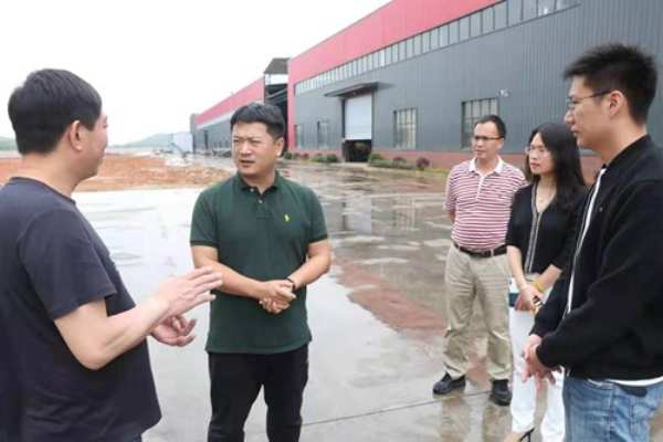 广西柳州鹿寨县政府领导到桥牌生产基地走访调研