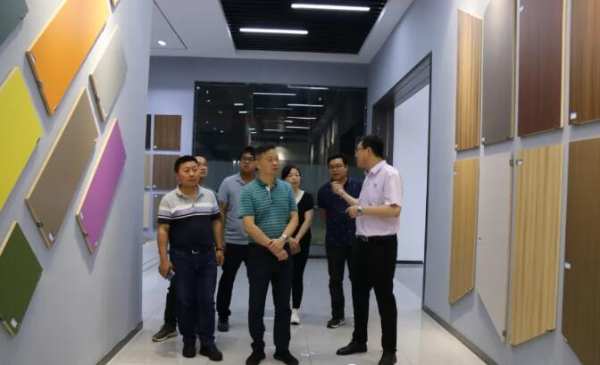 新威林板业、天湘板业公司董事前往中林装饰纸参观考察
