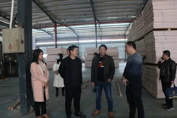 谋篇“十四五”开好局  广西鹿寨县县长调研桥牌生产基地