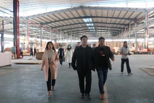 谋篇“十四五”开好局  广西鹿寨县县长调研桥牌生产基地