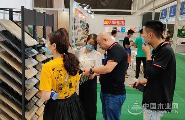 兔宝宝70多款科技木皮亮相国际家具展