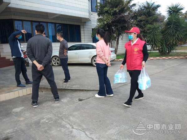 全民抗疫 柳城县工会领导携物资慰问鹏森缘产业园