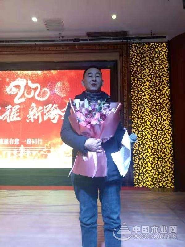 风雪漫天传喜报  恩施飞出金凤凰