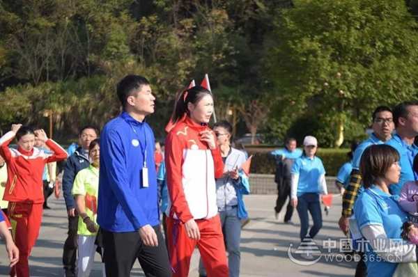 全城沸腾！世界冠军助阵的第三届中国•崇义华森王杯阳明山万人徒步大会今天刷爆了朋友圈...