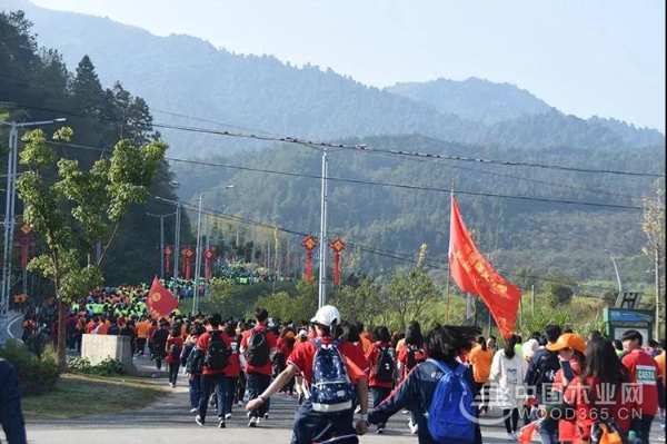 全城沸腾！世界冠军助阵的第三届中国•崇义华森王杯阳明山万人徒步大会今天刷爆了朋友圈...
