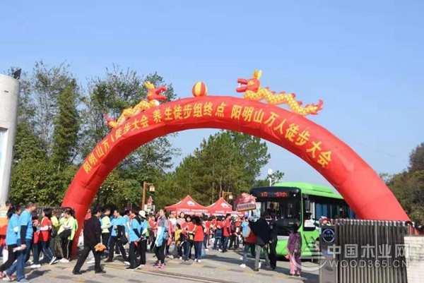 全城沸腾！世界冠军助阵的第三届中国•崇义华森王杯阳明山万人徒步大会今天刷爆了朋友圈...