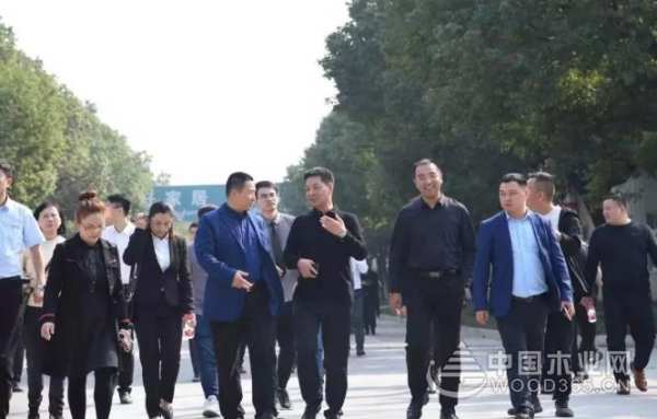 2019全球地产板门定制家居GDCC峰会暨浙江省门业协会参会人员 前来兔宝宝家居产业园区进行参观访问