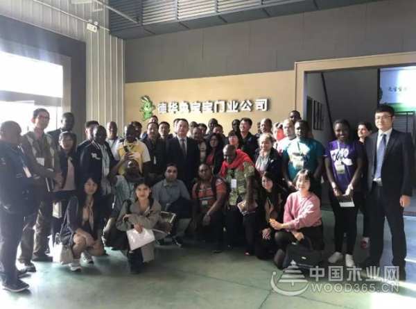 “一带一路”国家林业产能合作官员前来兔宝宝木门参观考察