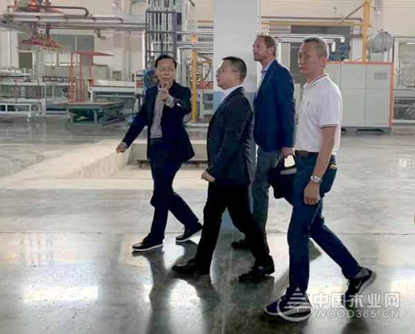 世界知名板材企业爱格集团CFO Thomas Lessing一行访问耀东华集团无锡制造基地！