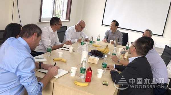 世界知名板材企业爱格集团CFO Thomas Lessing一行访问耀东华集团无锡制造基地！