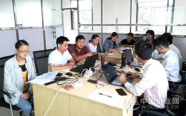世界知名板材企业爱格集团CFO Thomas Lessing一行访问耀东华集团无锡制造基地！